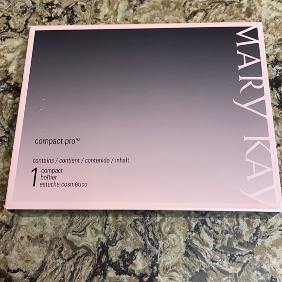 Mary Kay Compact Pro - Picture 2 of 2